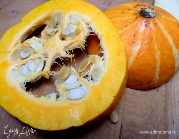Отрезать «кругляш» от небольшой тыквы. Этот сорт мне нравится в отличие от других. Сочный, сладкий и структура не рыхлая.