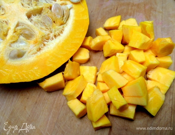 Очистить тыкву и нарезать кубиком.