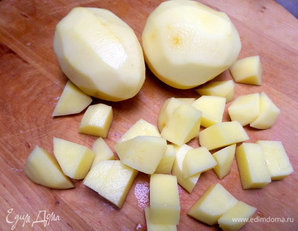 Ну и любимую картошечку нарезать тоже кубиком.