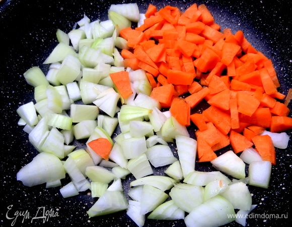 Насыпать партиями овощи в сковороду с маслом.