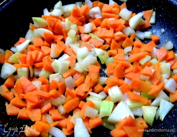 Слегка обжарить.