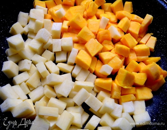 Теперь репу и тыкву поместить в сковороду.