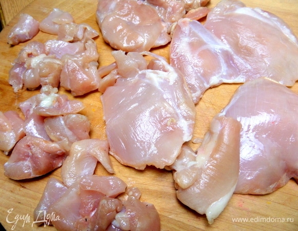 Курицу нарезать.
