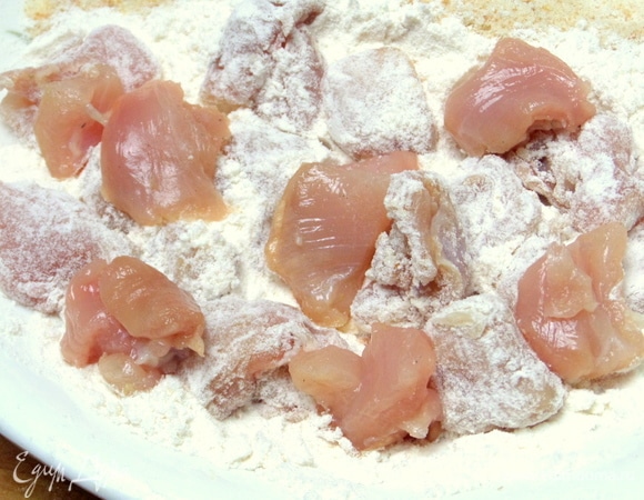 Обвалять в муке.