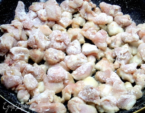 Пересыпать кусочки в горячую сковороду.