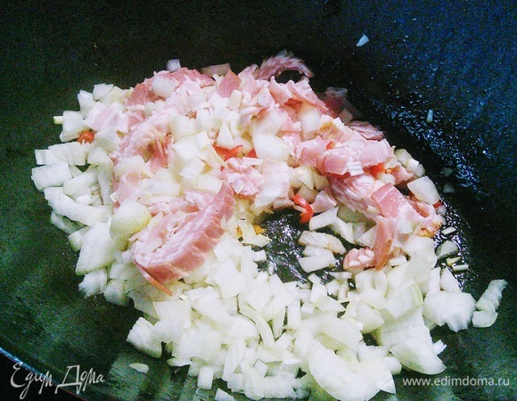 В этой же сковороде обжарить лук, чеснок, перец чили и бекон (все предварительно мелко нарезать).