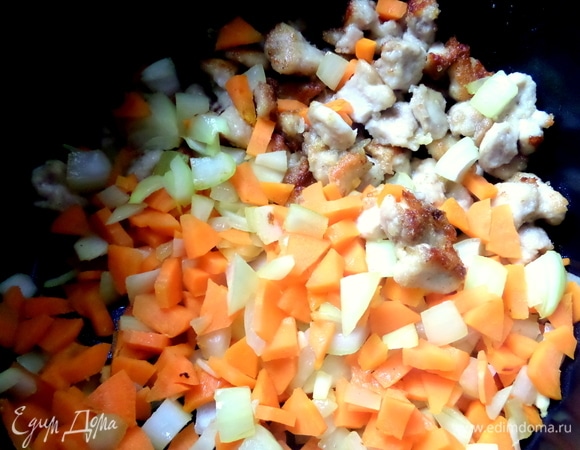 Засыпать в мультиварку курочку вместе с морковью и луком.