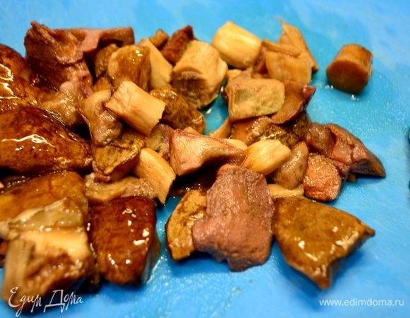 Размораживаем грибы подберезовики и нарезаем помельче.