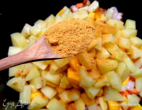 Добавить приправу для курицы. Посолить.