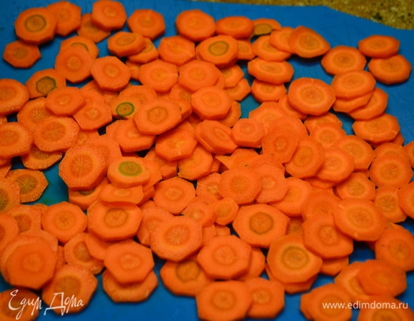 Морковь чистим, моем и нарезаем кружочками.