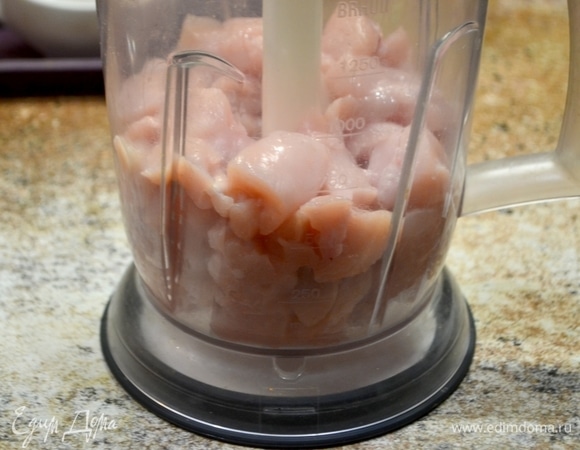 Филе грудки нарезаем на кусочки, пропускаем через мясорубку или измельчаем блендером.