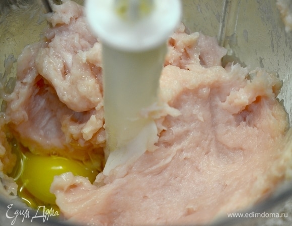 Посолить и поперчить по вкусу, добавить яйца, панировку или сухой кусок булки. Все еще раз взбиваем. Получается очень нежная и воздушная текстура. Ингредиенты добавляйте постепенно, так как грудки разного размера и веса (у меня большая куриная грудка). Если слишком густо получается, добавьте сливок, если жидко — то булку или мясо. Уберем фарш в холодильник на время варки бульона.