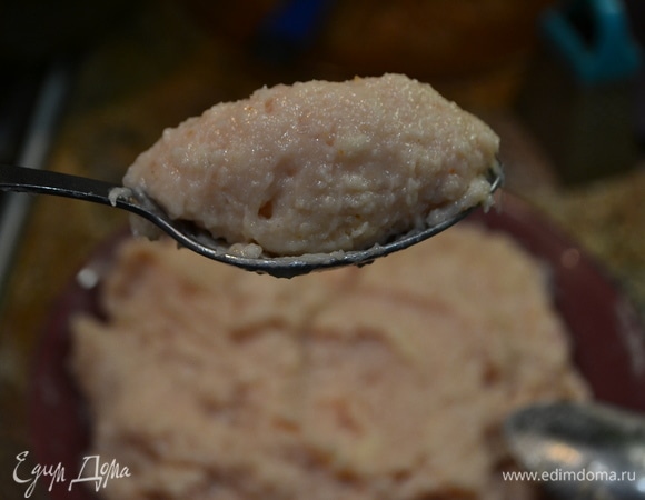 Когда в бульон добавлены соль, специи, приправы, начинаем лепить наши кнели (и сразу отправляем их в бульон). Это легко делается при помощи двух столовых ложек. Одной ложкой набираем фарш, второй сглаживаем поверхность, заодно уплотняя фарш, как бы круговыми движениями из ложки в ложку перекладывая фарш.