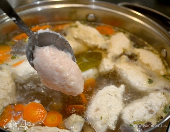 При небольшом навыке кнели легко снимаем с ложки прямо в бульон. Чтобы фарш не липнул к ложке, смачивайте ее в холодной воде. Размер кнели менять можно в зависимости от размера используемой ложки.