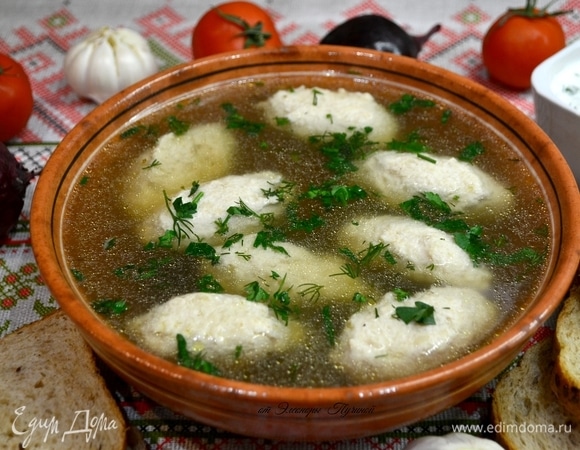 Суп подать порционно, посыпав свежей зеленью. Сметану подать в соуснике с порубленной зеленью и по желанию с чесноком.