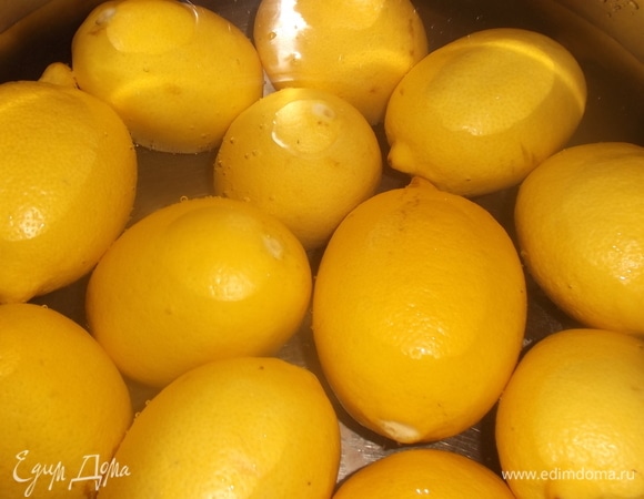 Лимоны промыть, каждый наколоть зубочисткой в нескольких местах. Залить водой, прокипятить 5 минут. Воду слить. Залить снова холодной водой и варить 30 минут.