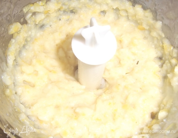 Перемолоть блендером или пропустить через мясорубку.