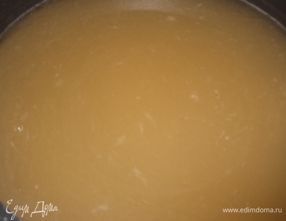 Из сахара и лимонного настоя сварить сироп.