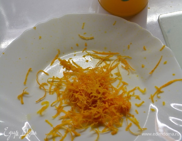 Апельсины вымыть в горячей воде, натереть цедру и отжать сок.