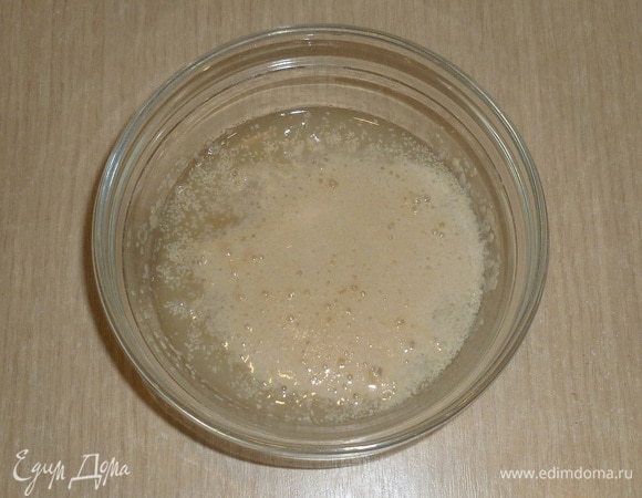 Для опары нужно подогреть немного воду (но не выше 40°C). Высыпать в нее дрожжи, сахар, перемешать и оставить на 15–20 минут, пока не появится «шапочка». Это значит, что процесс пошел.