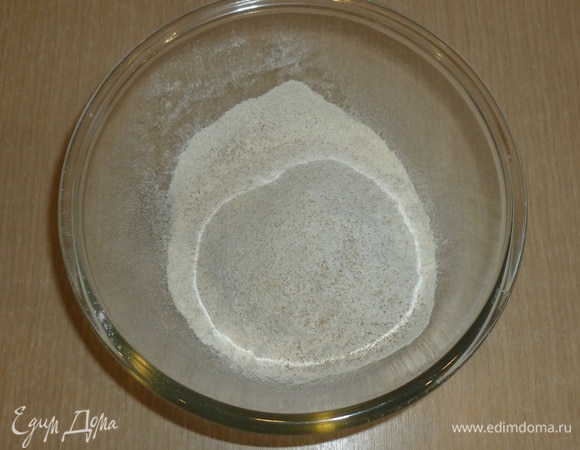 В большую миску просеять муку. На самом деле здесь можно использовать любое сочетание пшеничной и ржаной муки по своему вкусу. Я решила взять 200 г пшеничной и 50 г ржаной муки. К просеянной муке добавить соль.