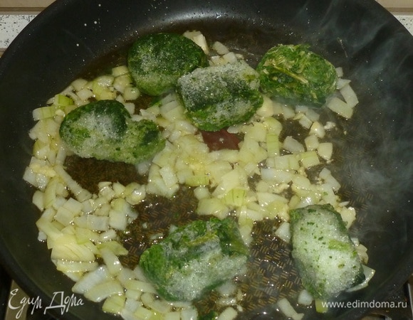 Начинка. Лук и чеснок мелко нарезать. В сковороде разогреть масло, обжарить лук с чесноком. Добавить шпинат. Приправить солью, перцем и мускатным орехом. Накрыть крышкой и готовить минут 10–15. При необходимости можно добавить немного кипятка.