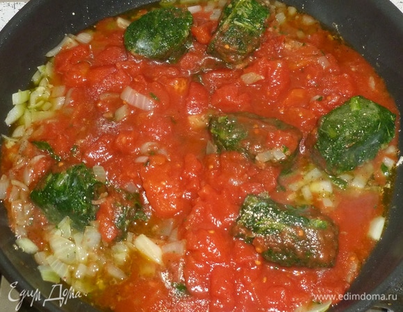 Сковороду снять с огня. Выложить в сковороду томаты, перемешать.