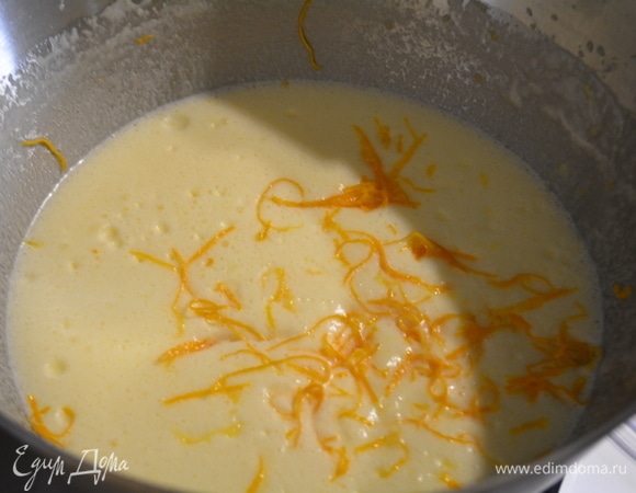 Яйца взбить с сахаром и ванильным сахаром добела. Влить растопленное сливочное масло, добавить цедру и сок. Перемешать.