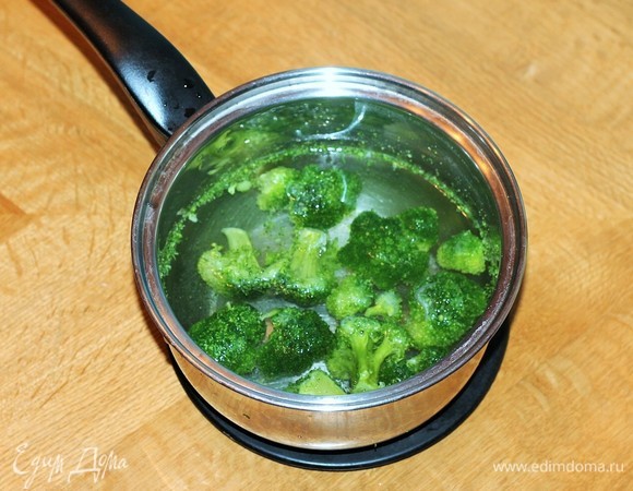 В кипящую подсоленную воду кладем замороженную капусту и доводим до кипения. Воду сливаем через сито.