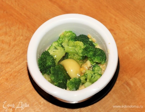 Выкладываем горох, капусту, очищенный зубчик чеснока и отваренный картофель без шкурки в чашу блендера. Добавляем яйцо и измельчаем блендером.