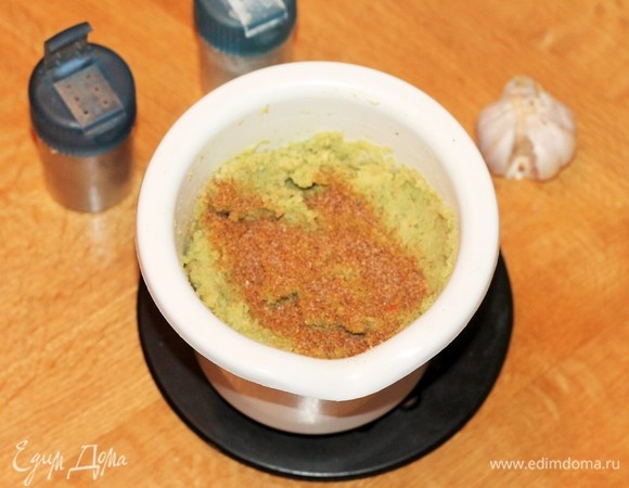 В фарш добавляем приправу, молотый перец и соль, перемешиваем. Фарш получился очень плотный.