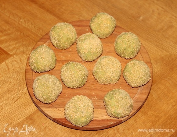 Формируем фрикадельки размером с грецкий орех (11–12 шт.) и обваливаем в панировочных сухарях.