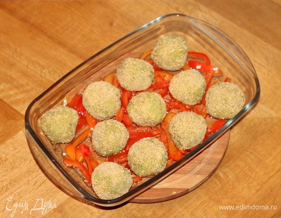 На перчик выкладываем фрикадельки.