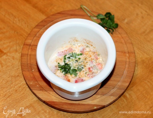 Приготовим соус. Крупный мясистый помидор опускаем в горячую воду, затем охлаждаем и снимаем шкурку. Нарезаем помидор дольками и кладем в чашу блендера. Добавляем очищенный и нарезанный зубчик чеснока, базилик по вкусу, перемалываем блендером. Затем добавляем йогурт (или 2 ст. л. сметаны + 200 мл воды), приправу, молотый перец и соль.