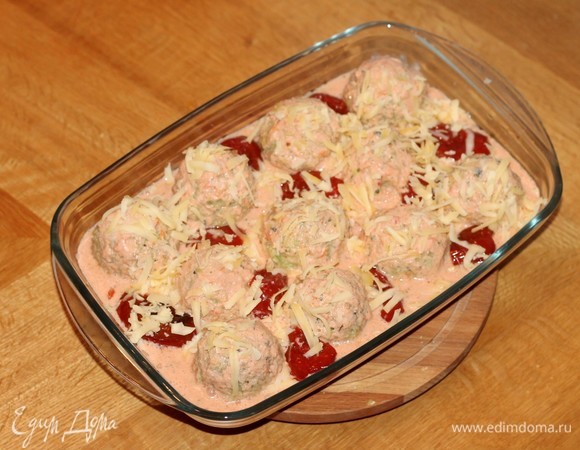 Затем фольгу снимаем и на 5 минут ставим форму в духовку до образования румяной корочки на фрикадельках.