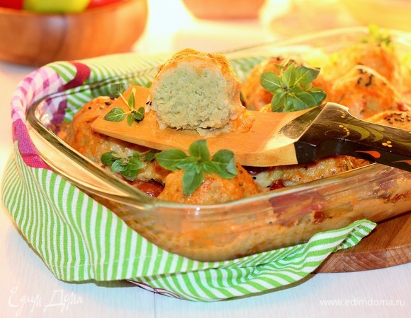 Посыпаем блюдо листиками базилика и подаем. Приятного аппетита!