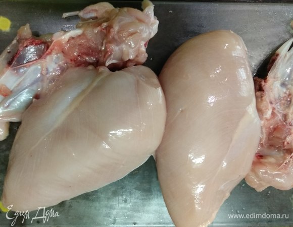 Куриную грудку аккуратно отделяем от кости, снимаем кожу, режем на 2 части.