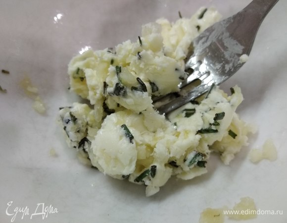 Измельчаем чеснок, розмарин и соединяем их с размягченным сливочным маслом.