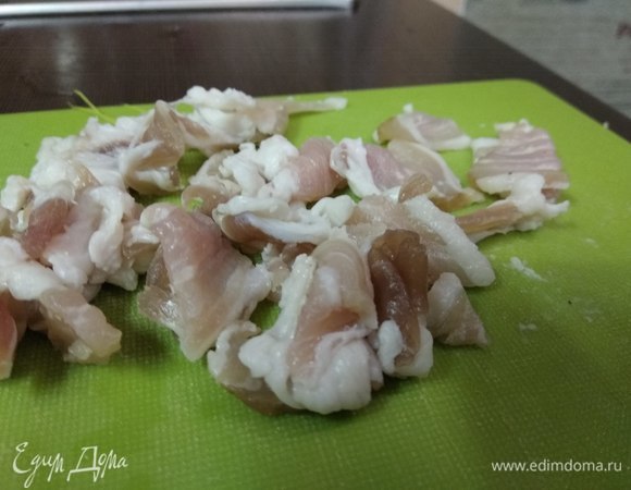 Режем бекон на кусочки толщиной 1 см.