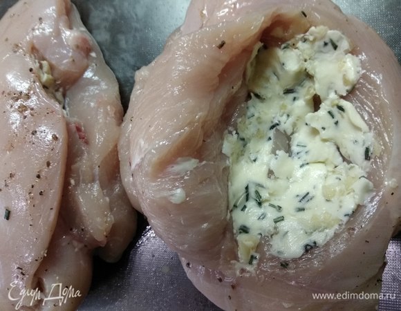 В каждой части мяса делаем глубокий надрез-карман для начинки. Солим, перчим и распределяем равномерно масляную массу внутри кармана.