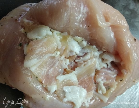 Затем выкладываем бекон (можно делать без бекона, тоже получается вкусно, но лучше не пропускать этот шаг).