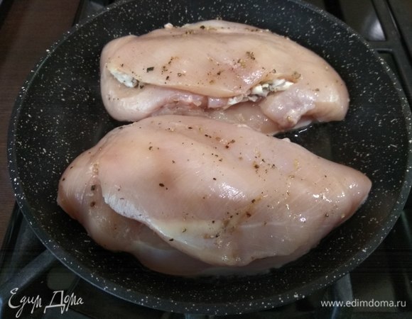 Закрываем карманы. На разогретом оливковом масле обжариваем грудки по 5 минут с каждой стороны.