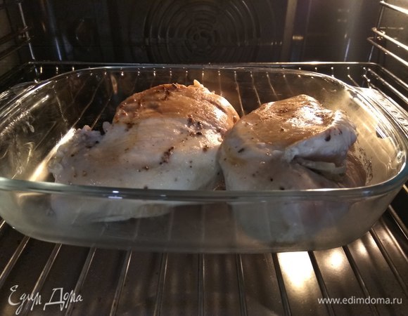 После обжарки отправляем грудки в духовку (отлично, если на режим конвекции) и запекаем 10 минут.