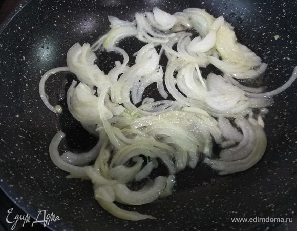 За это время приготовим соус. На сковороду, где жарилось мясо, выкладываем лук. Обжариваем до золотистого цвета.