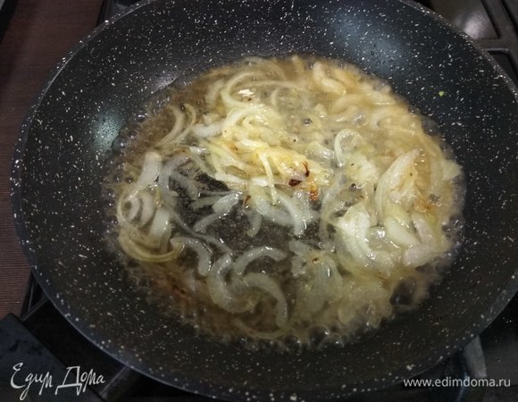 Вливаем и выпариваем вино.