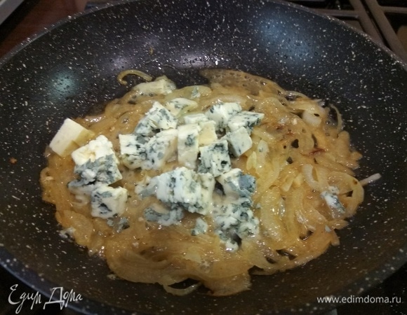 Затем кладем сыр, перемешиваем.