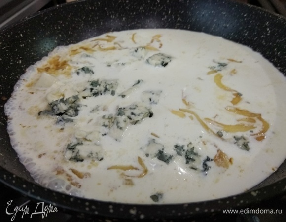 Вливаем сливки, доводим до кипения, тщательно перемешиваем до растворения сыра и снимаем с огня.