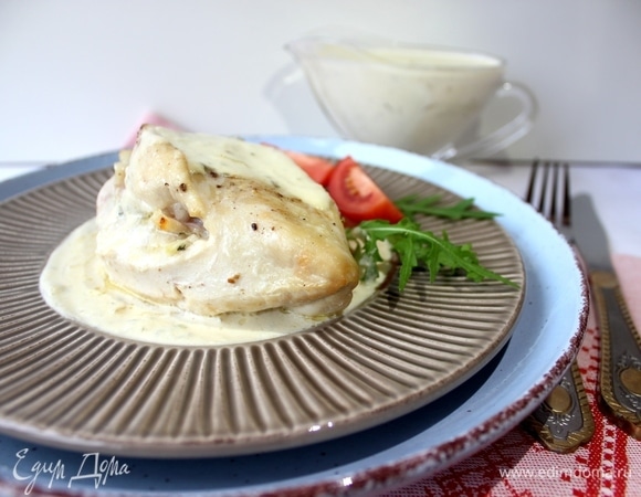 При подаче в центр тарелки наливаем немного соуса, кладем на него курицу, сверху — снова соус и зелень по вкусу. Наслаждаемся!