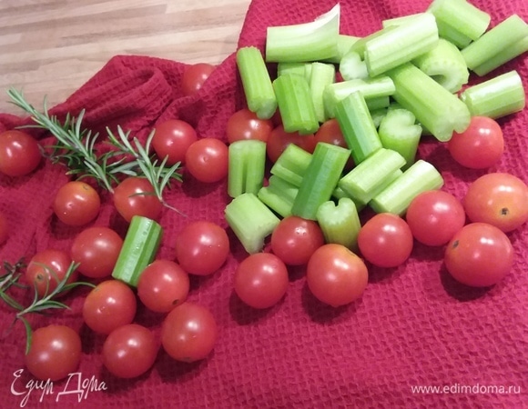 Подготовить помидоры, сельдерей (его нужно нарезать на порционные кусочки) и веточки розмарина.
