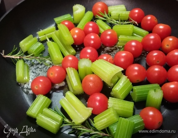 Кусочки сельдерея опустить на 5 минут в кипящую подсоленную воду, затем обжарить вместе с помидорами и розмарином на сливочном масле несколько минут (до первых трещинок на помидорках), посолить.
